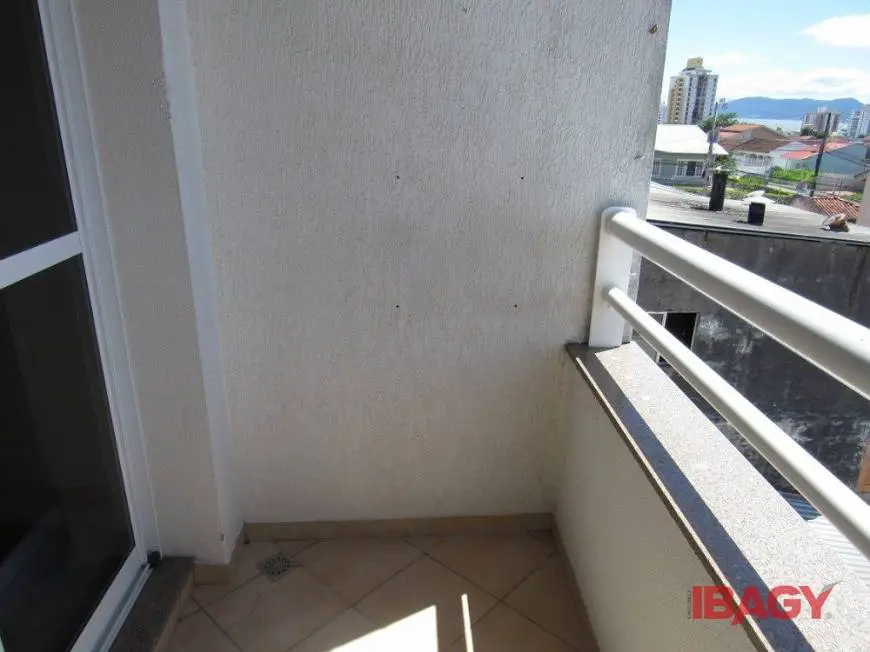 Foto 5 de Apartamento com 2 Quartos para alugar, 81m² em Barreiros, São José
