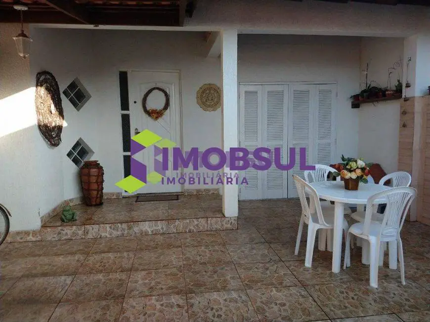 Foto 2 de Casa com 2 Quartos à venda, 184m² em Morada Da Colina, Guaíba