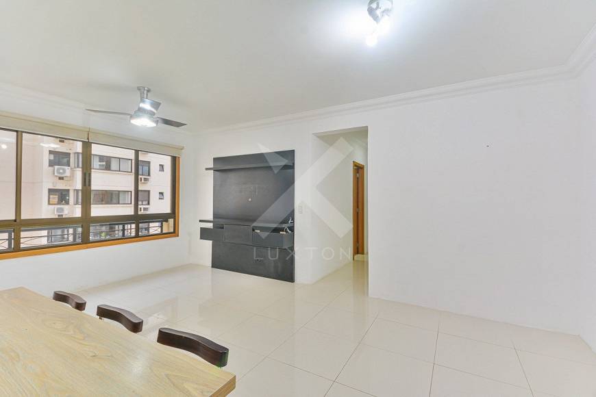 Foto 2 de Apartamento com 2 Quartos para alugar, 75m² em Passo da Areia, Porto Alegre