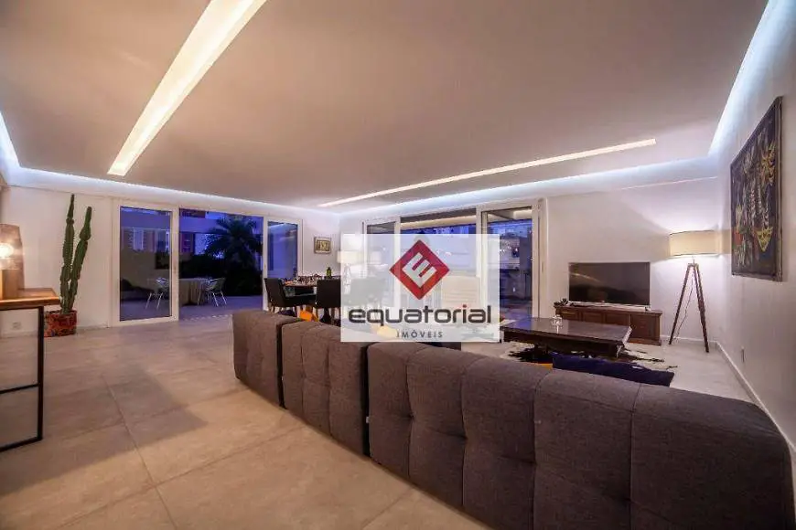 Foto 1 de Apartamento com 3 Quartos para alugar, 260m² em Meireles, Fortaleza