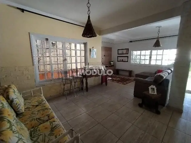 Foto 3 de Casa com 3 Quartos para alugar, 350m² em Cidade Jardim, Uberlândia