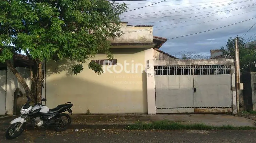 Foto 1 de Casa com 3 Quartos para alugar, 100m² em Custódio Pereira, Uberlândia