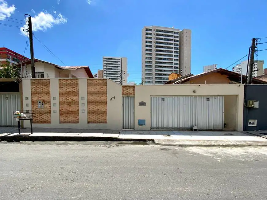 Foto 1 de Casa com 3 Quartos à venda, 234m² em Patriolino Ribeiro, Fortaleza