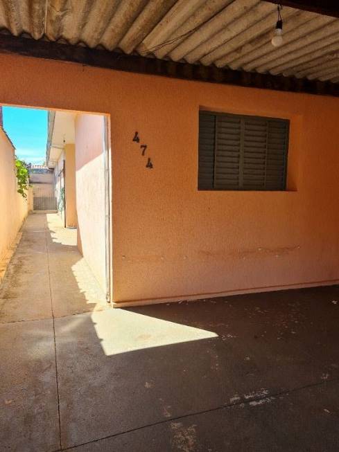 Foto 1 de Casa com 2 Quartos para alugar, 90m² em Jardim Pinheiros Vila Xavier, Araraquara