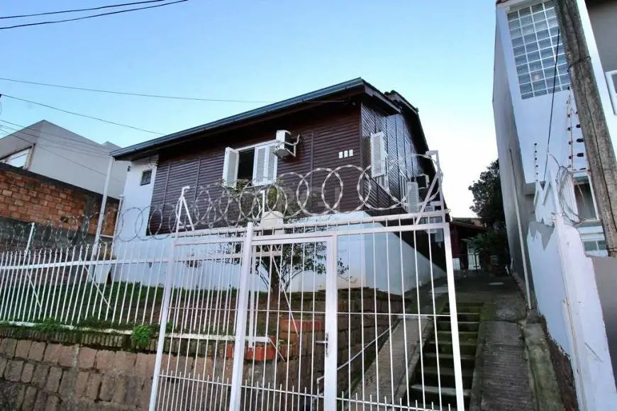 Foto 1 de Casa com 5 Quartos à venda, 90m² em Teresópolis, Porto Alegre