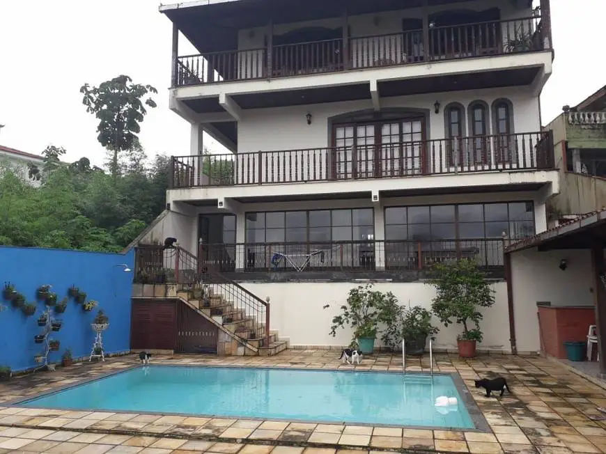 Foto 1 de Casa de Condomínio com 5 Quartos para venda ou aluguel, 170m² em Fazendinha, Teresópolis