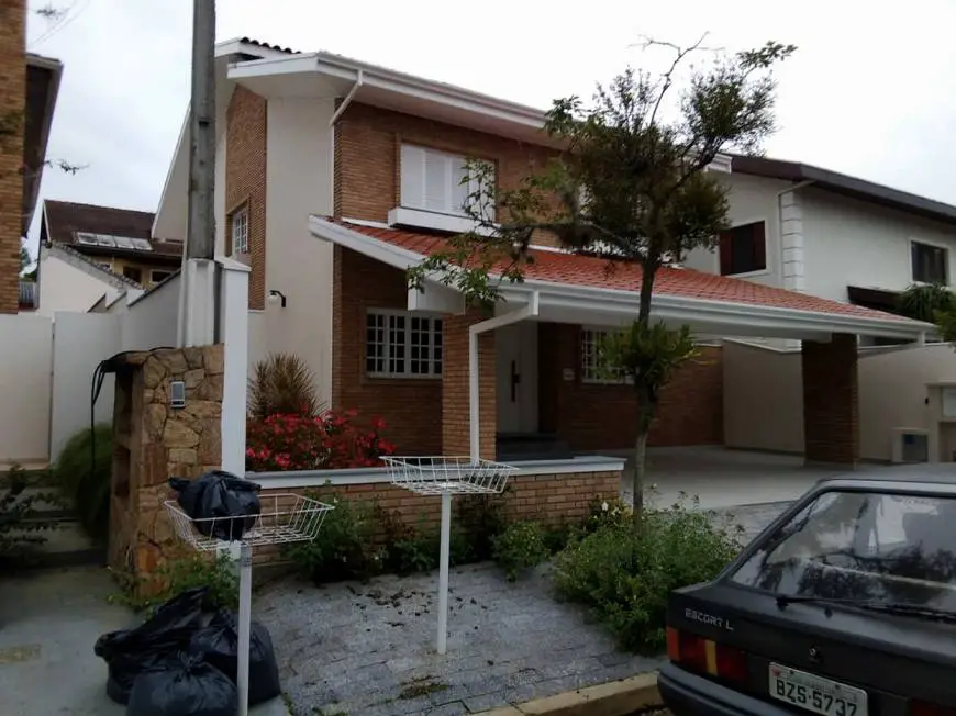 Foto 1 de Sobrado com 4 Quartos para venda ou aluguel, 300m² em Jardim das Colinas, São José dos Campos