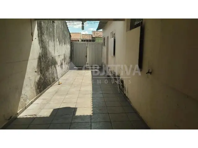 Foto 3 de Casa com 3 Quartos para alugar, 70m² em Segismundo Pereira, Uberlândia