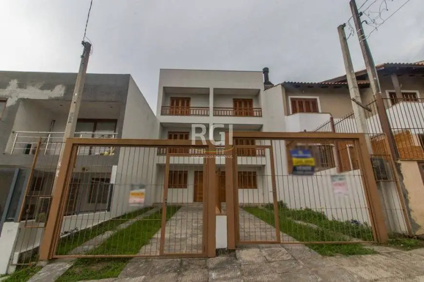 Foto 1 de Sobrado com 3 Quartos à venda, 140m² em Guarujá, Porto Alegre