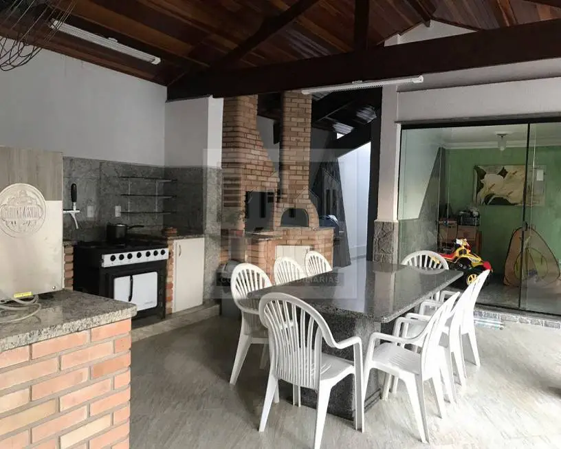 Foto 1 de Sobrado com 4 Quartos à venda, 345m² em Vila Resende, Caçapava