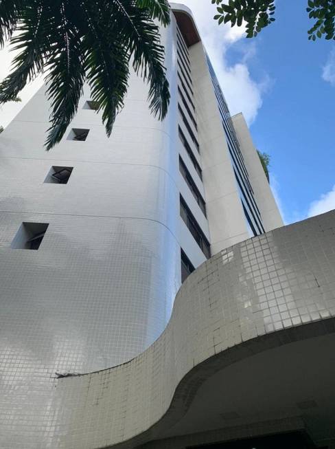 Foto 2 de Apartamento com 4 Quartos à venda, 200m² em Casa Forte, Recife