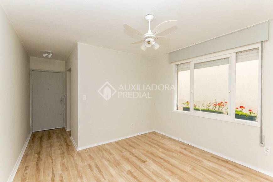 Foto 2 de Apartamento com 1 Quarto para alugar, 47m² em Passo da Areia, Porto Alegre