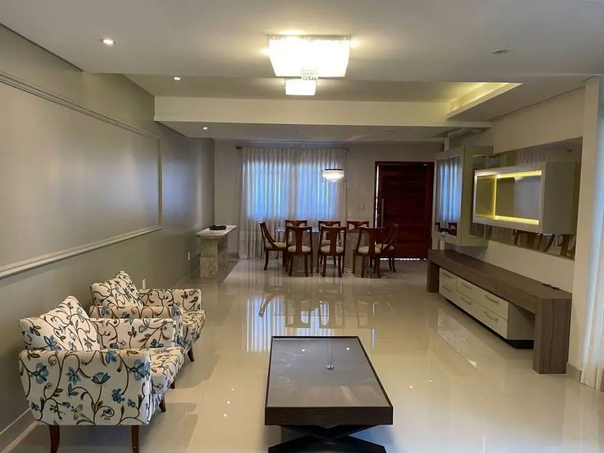 Foto 2 de Casa com 3 Quartos para alugar, 248m² em Centro, Jaraguá do Sul