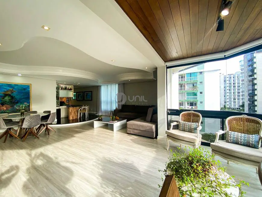 Foto 1 de Apartamento com 4 Quartos à venda, 215m² em Centro, Florianópolis