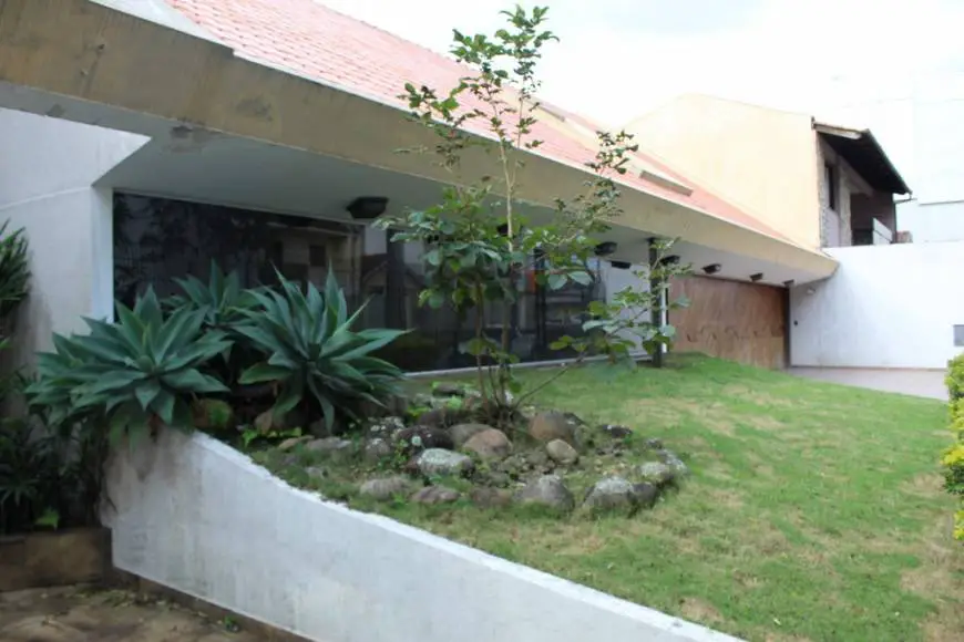 Foto 2 de Casa com 3 Quartos para alugar, 548m² em Novo Mundo, Curitiba