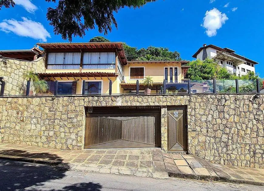 Foto 2 de Casa com 6 Quartos à venda, 550m² em Vale do Ipê, Juiz de Fora