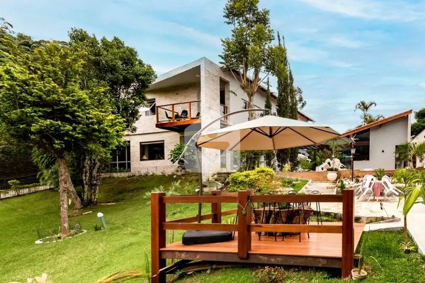 Foto 1 de Casa com 4 Quartos à venda, 550m² em Golfe, Teresópolis
