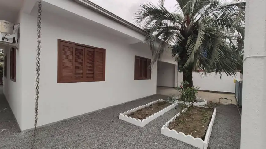 Foto 2 de Casa com 2 Quartos para alugar, 196m² em Costa E Silva, Joinville
