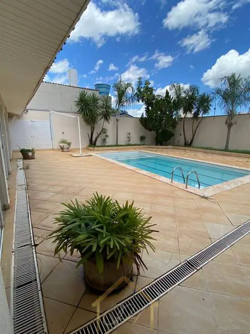 Foto 2 de Casa com 5 Quartos à venda, 100m² em Jardim das Américas, Cuiabá