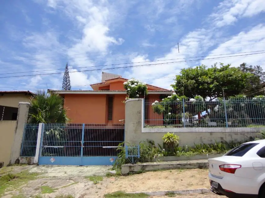 Foto 1 de Casa com 4 Quartos à venda, 690m² em Candelária, Natal