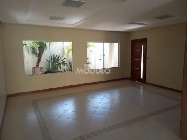 Foto 1 de Casa com 4 Quartos para alugar, 221m² em Vigilato Pereira, Uberlândia