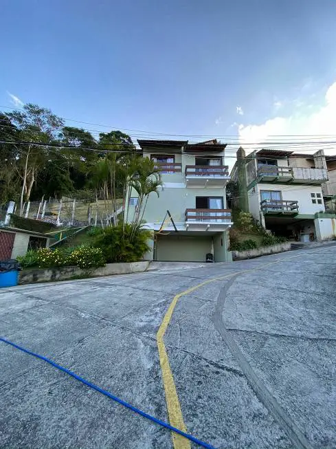 Foto 1 de Casa de Condomínio com 3 Quartos à venda, 185m² em Iúcas, Teresópolis