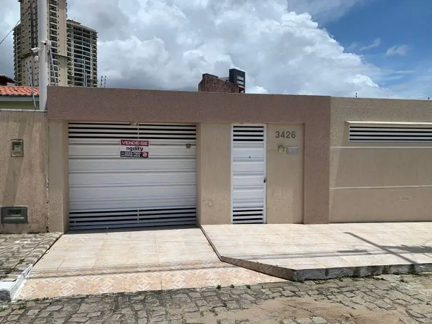 Foto 1 de Casa com 3 Quartos à venda, 178m² em Candelária, Natal