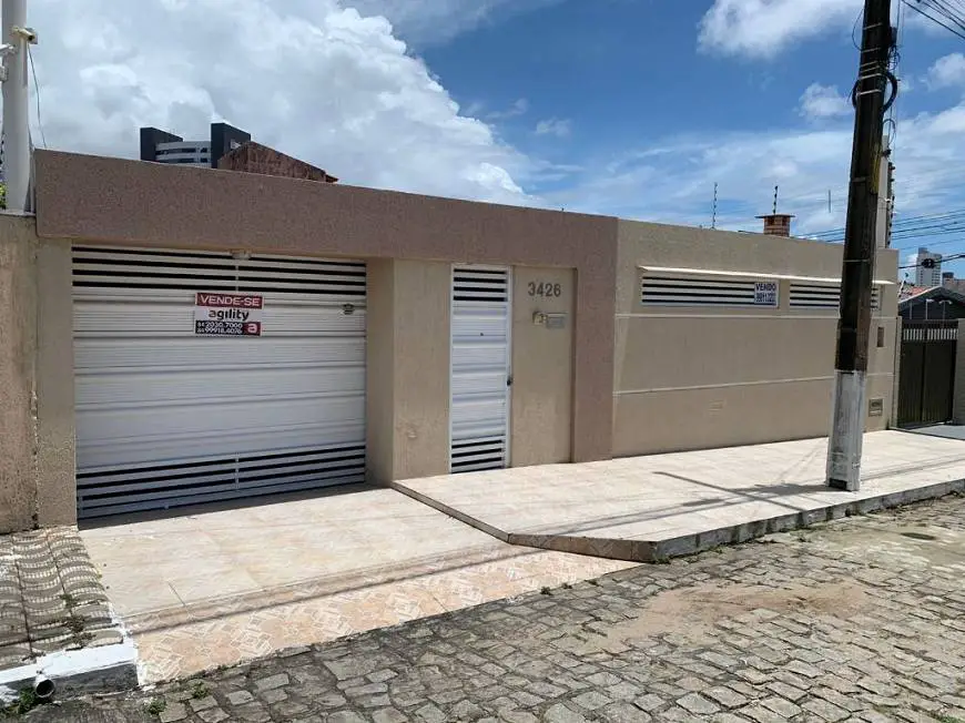 Foto 2 de Casa com 3 Quartos à venda, 178m² em Candelária, Natal