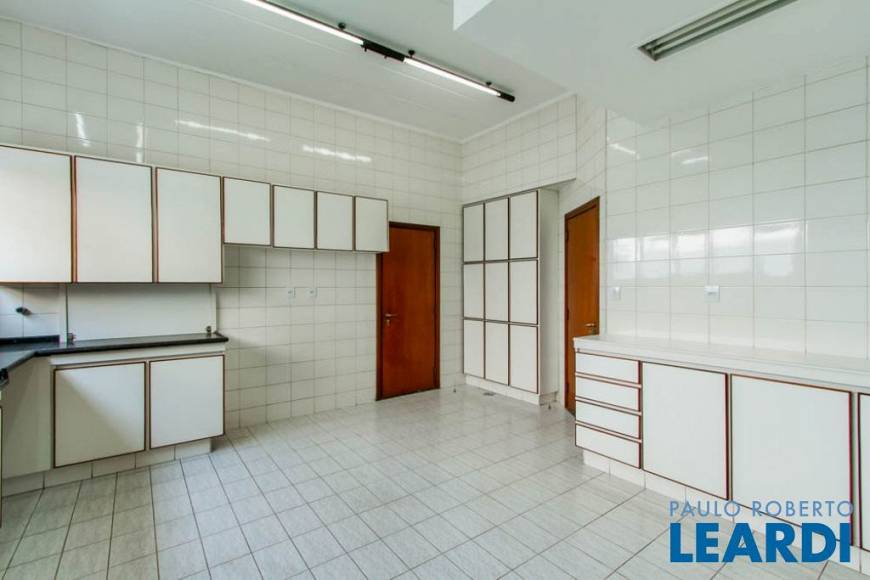 Foto 4 de Sobrado com 4 Quartos para alugar, 455m² em Pinheiros, São Paulo