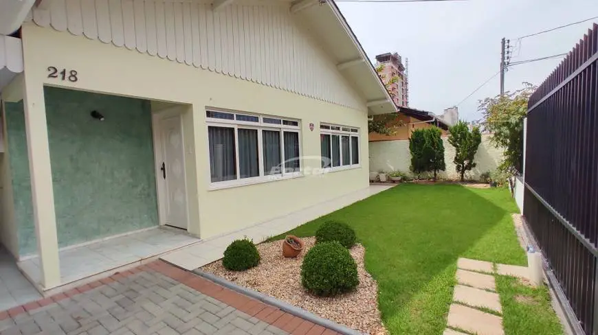 Foto 2 de Casa com 3 Quartos para alugar, 176m² em Vila Nova, Blumenau