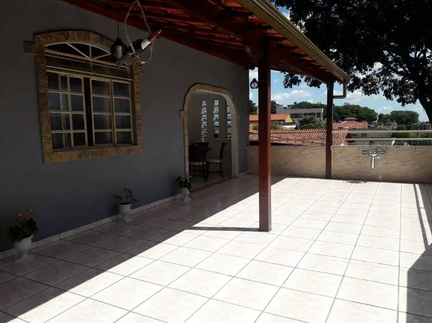 Foto 2 de Casa com 4 Quartos para alugar, 300m² em Palmeiras, Belo Horizonte