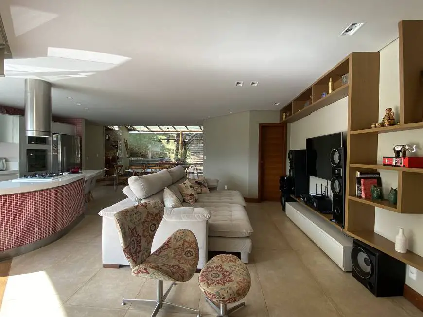 Foto 3 de Casa de Condomínio com 4 Quartos à venda, 274m² em Canto das Águas, Rio Acima