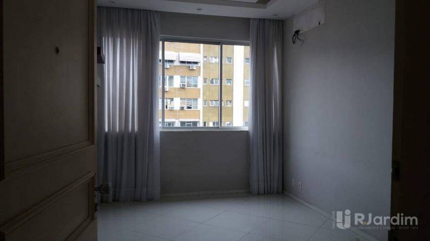 Foto 2 de Apartamento com 3 Quartos para alugar, 70m² em Jardim Botânico, Rio de Janeiro