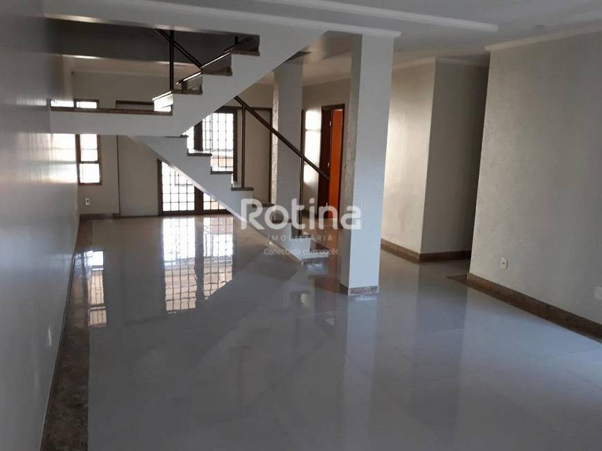 Foto 3 de Casa com 4 Quartos para alugar, 200m² em Martins, Uberlândia