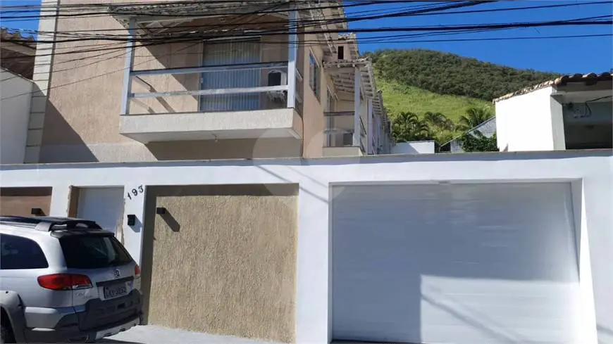 Foto 2 de Casa de Condomínio com 2 Quartos à venda, 69m² em Jardim Sulacap, Rio de Janeiro