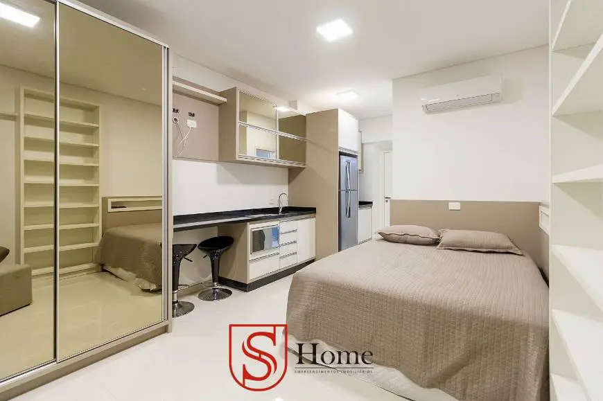 Foto 1 de Apartamento com 1 Quarto para alugar, 24m² em Centro, Curitiba