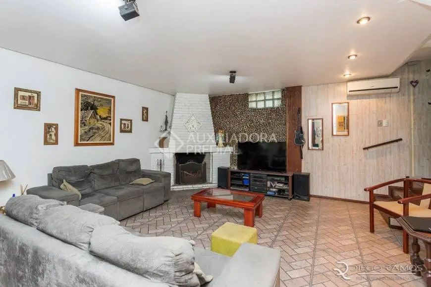 Foto 1 de Casa com 3 Quartos à venda, 220m² em Teresópolis, Porto Alegre