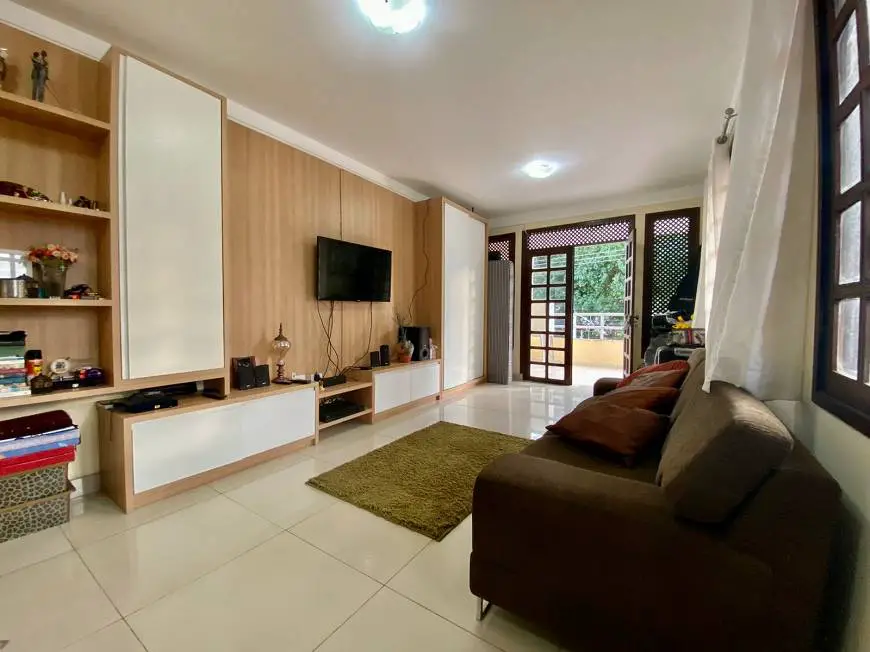 Foto 1 de Casa com 4 Quartos à venda, 326m² em Candelária, Natal