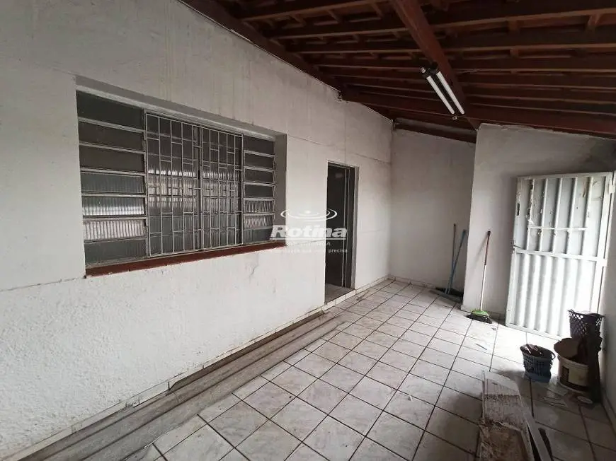 Foto 3 de Casa com 3 Quartos para alugar, 70m² em Nossa Senhora Aparecida, Uberlândia