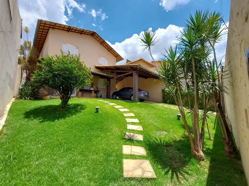 Foto 1 de Casa com 4 Quartos à venda, 232m² em Álvaro Camargos, Belo Horizonte