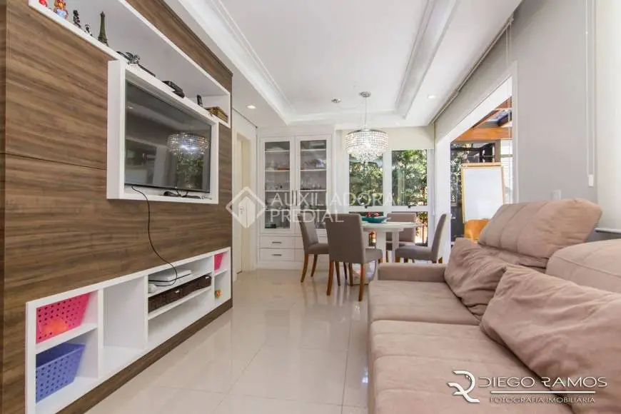 Foto 3 de Casa de Condomínio com 3 Quartos à venda, 241m² em Teresópolis, Porto Alegre