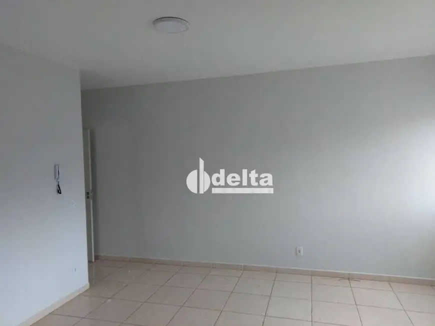 Foto 2 de Apartamento com 3 Quartos para alugar, 70m² em Santa Mônica, Uberlândia