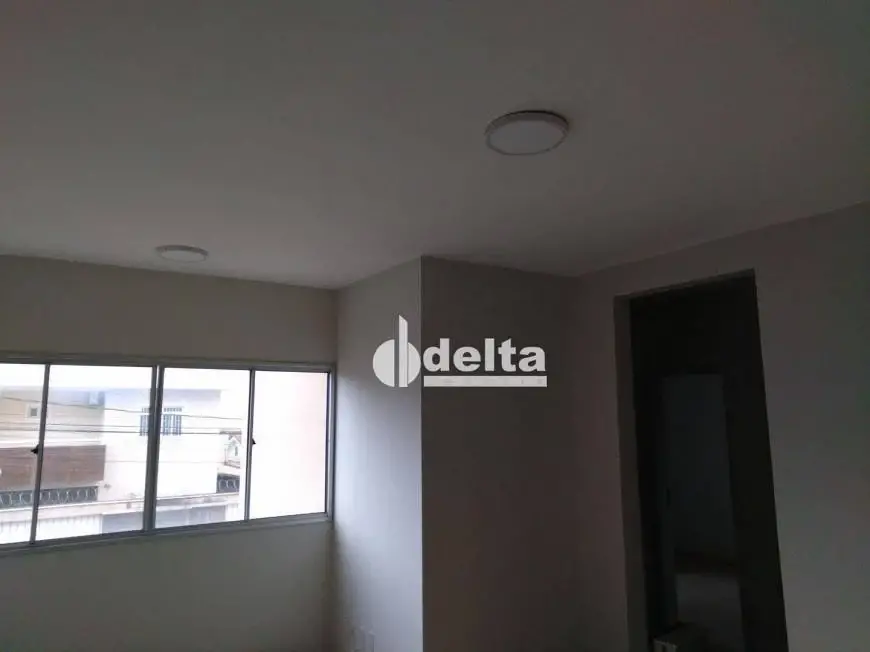 Foto 5 de Apartamento com 3 Quartos para alugar, 70m² em Santa Mônica, Uberlândia