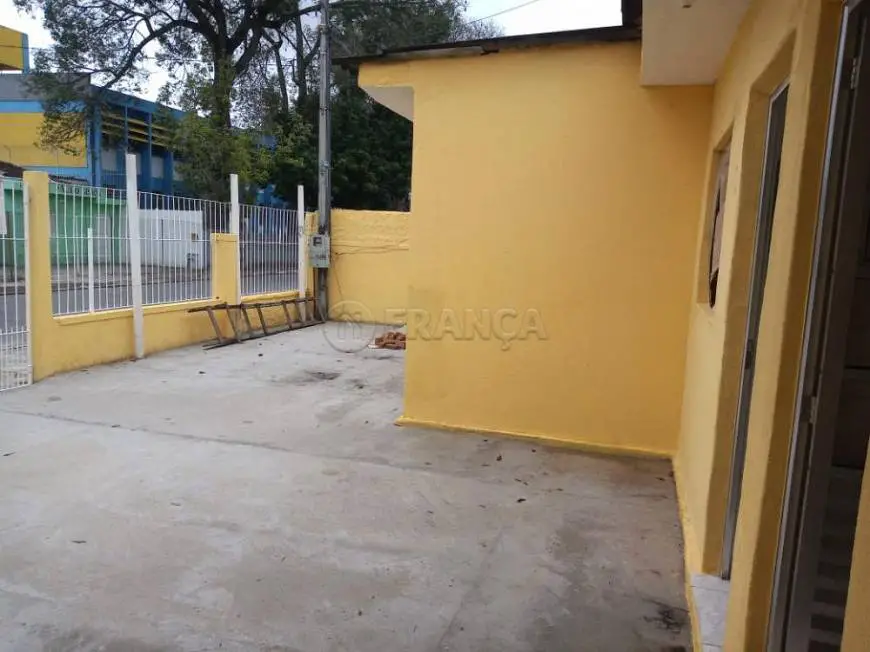 Foto 3 de Casa com 2 Quartos para alugar, 70m² em Parque Meia Lua, Jacareí