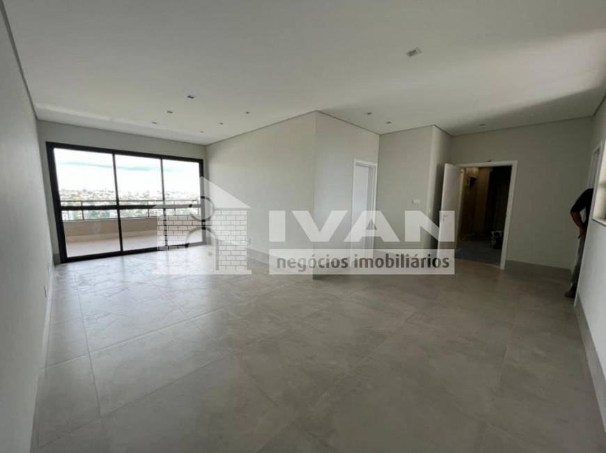 Foto 2 de Apartamento com 3 Quartos para alugar, 180m² em Copacabana, Uberlândia