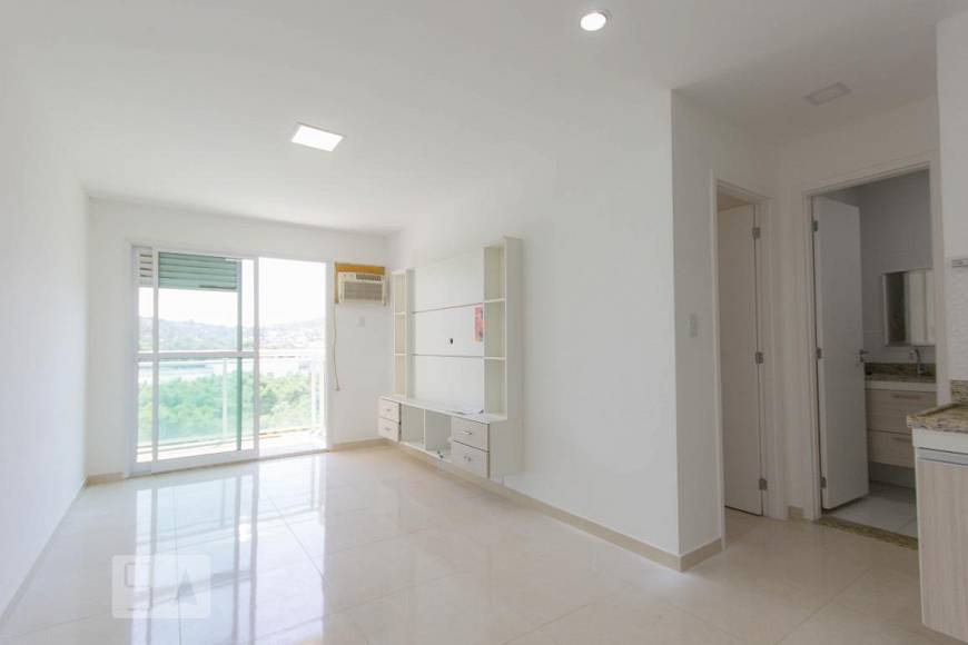 Foto 1 de Apartamento com 1 Quarto para alugar, 38m² em Taquara, Rio de Janeiro