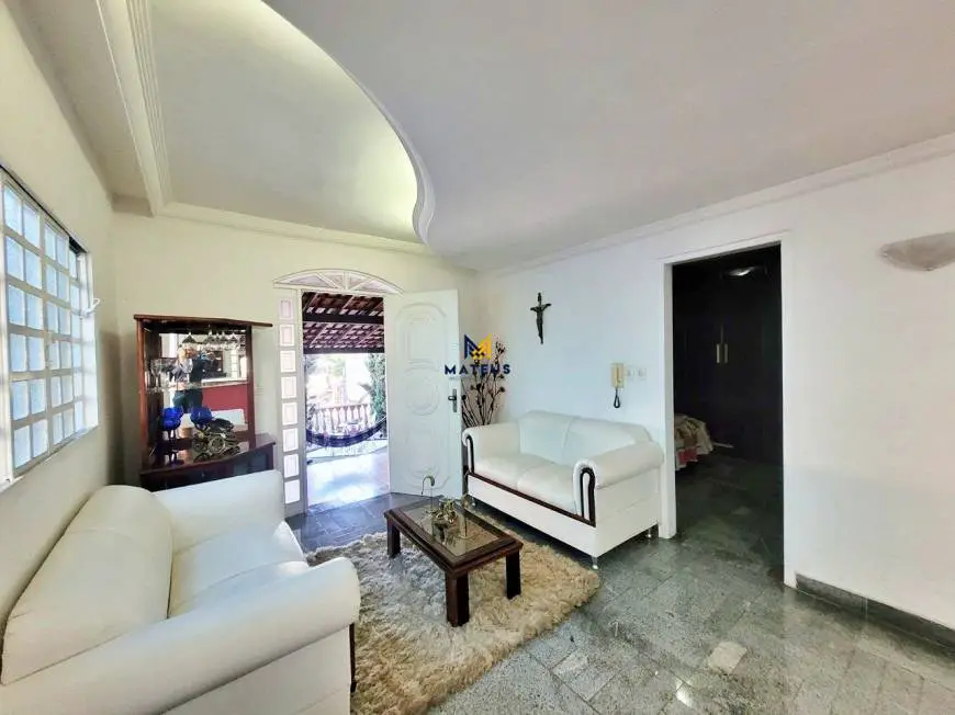 Foto 3 de Casa com 3 Quartos à venda, 286m² em Caiçaras, Belo Horizonte