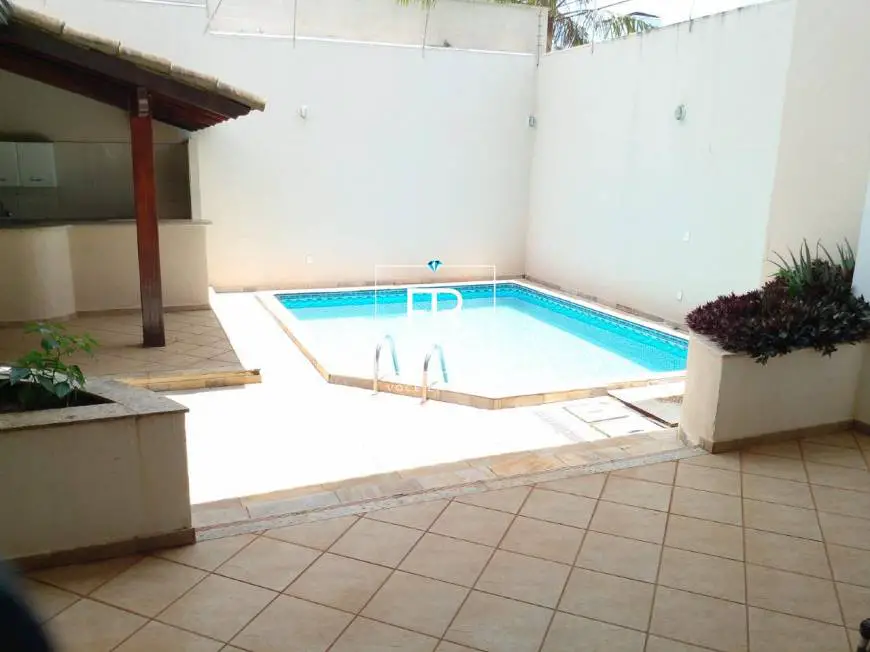 Foto 1 de Casa com 3 Quartos para alugar, 353m² em Vigilato Pereira, Uberlândia