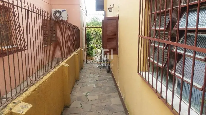 Foto 2 de Casa com 4 Quartos à venda, 120m² em Jardim Itú Sabará, Porto Alegre
