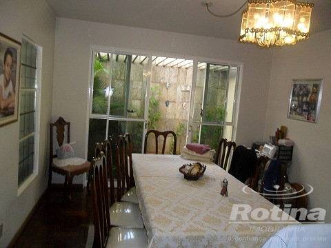 Foto 4 de Casa com 4 Quartos à venda, 256m² em Umuarama, Uberlândia